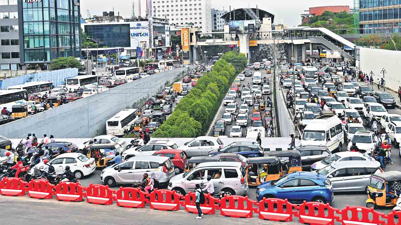 ట్రాఫిక్‌ తిప్పలు పట్టించుకోరా?