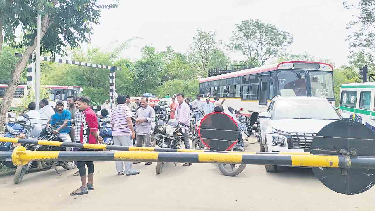 మొరాయించిన రైల్వే గేటు
