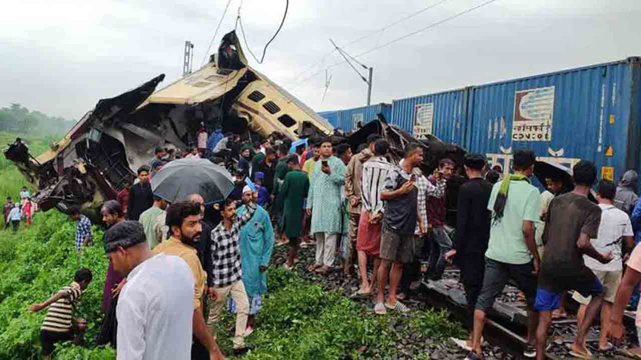 train collision | బెంగాల్‌ రైలు ప్రమాద ఘటనపై విచారం వ్యక్తం చేసిన రాష్ట్రపతి ముర్ము, ప్రధాని మోదీ