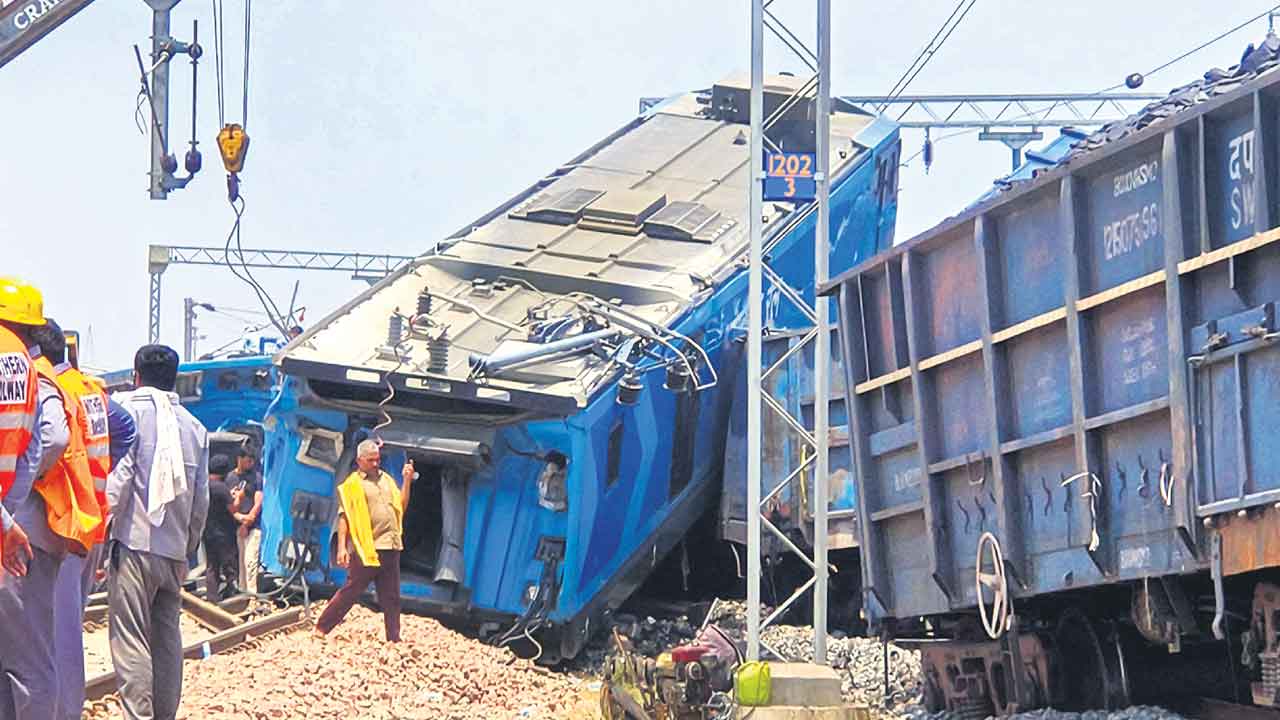 పంజాబ్‌లో ఢీకొన్న గూడ్స్‌ రైళ్లు