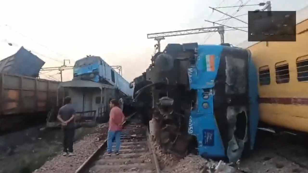 Trains collided | ఎదురెదురుగా ఢీకొన్న రెండు గూడ్స్‌ రైళ్లు.. ఇద్దరు లోకోపైలట్‌లకు తీవ్ర గాయాలు