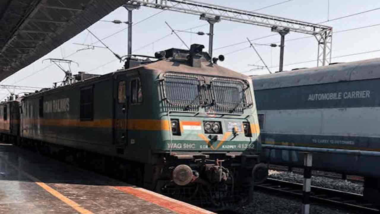 Jharkhand | అగ్ని ప్రమాదమంటూ వదంతి.. రైల్లో నుంచి దూకేసిన ప్రయాణికులు