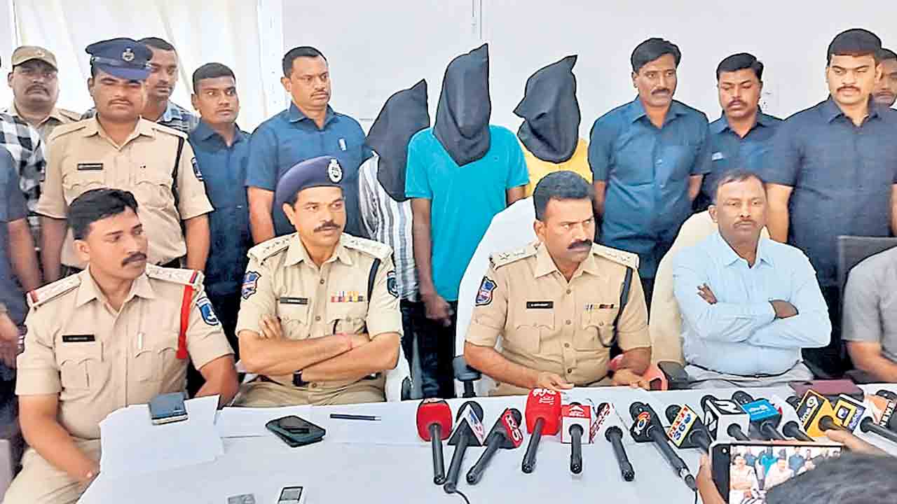 ఓఆర్‌ఆర్‌ మీదుగా గంజాయి రవాణా..