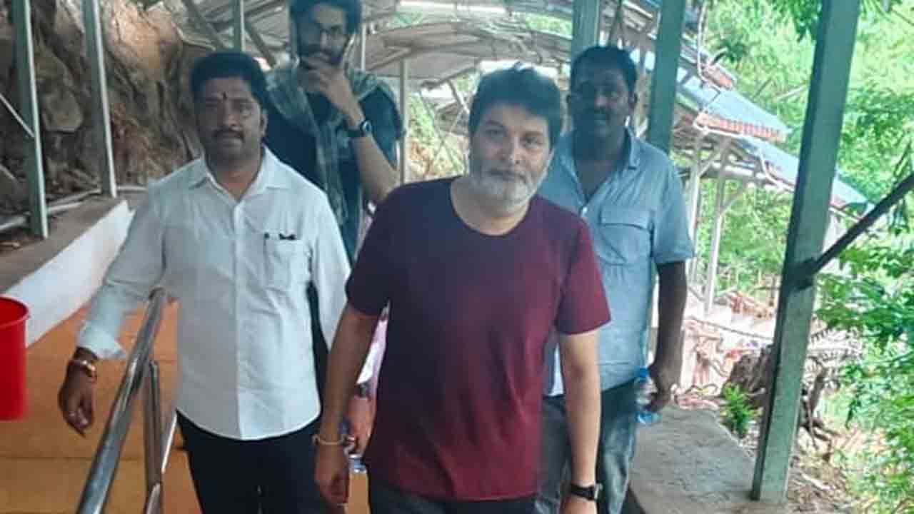 Trivikram Srinivas | కాలినడకన తిరుమల వెళ్లి.. శ్రీవారిని దర్శించుకున్న త్రివిక్రమ్‌ శ్రీనివాస్‌
