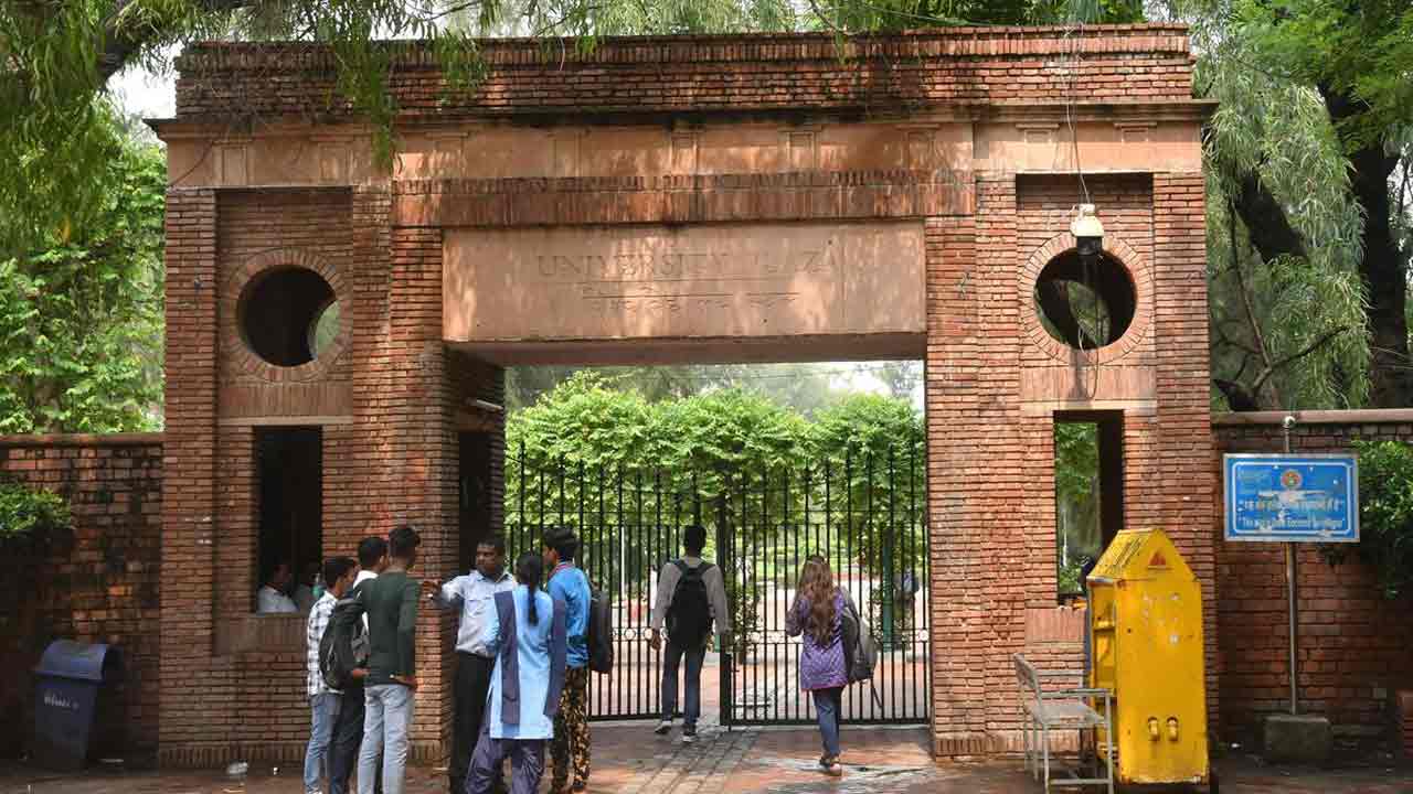 UGC | ఇక నుంచి ఏడాదికి రెండుసార్లు వర్సిటీల్లో ప్రవేశాలు.. యూజీసీ కీలక నిర్ణయం