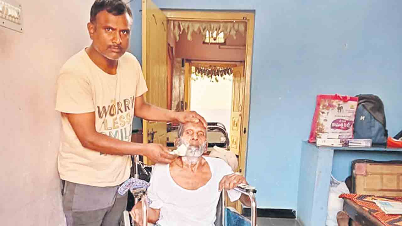 Dharma Reddy | నడిపించిన నాన్నకే నాన్నయ్యూడు.. 13 ఏండ్లుగా తండ్రి సేవలో నిమగ్నమైన తనయుడు