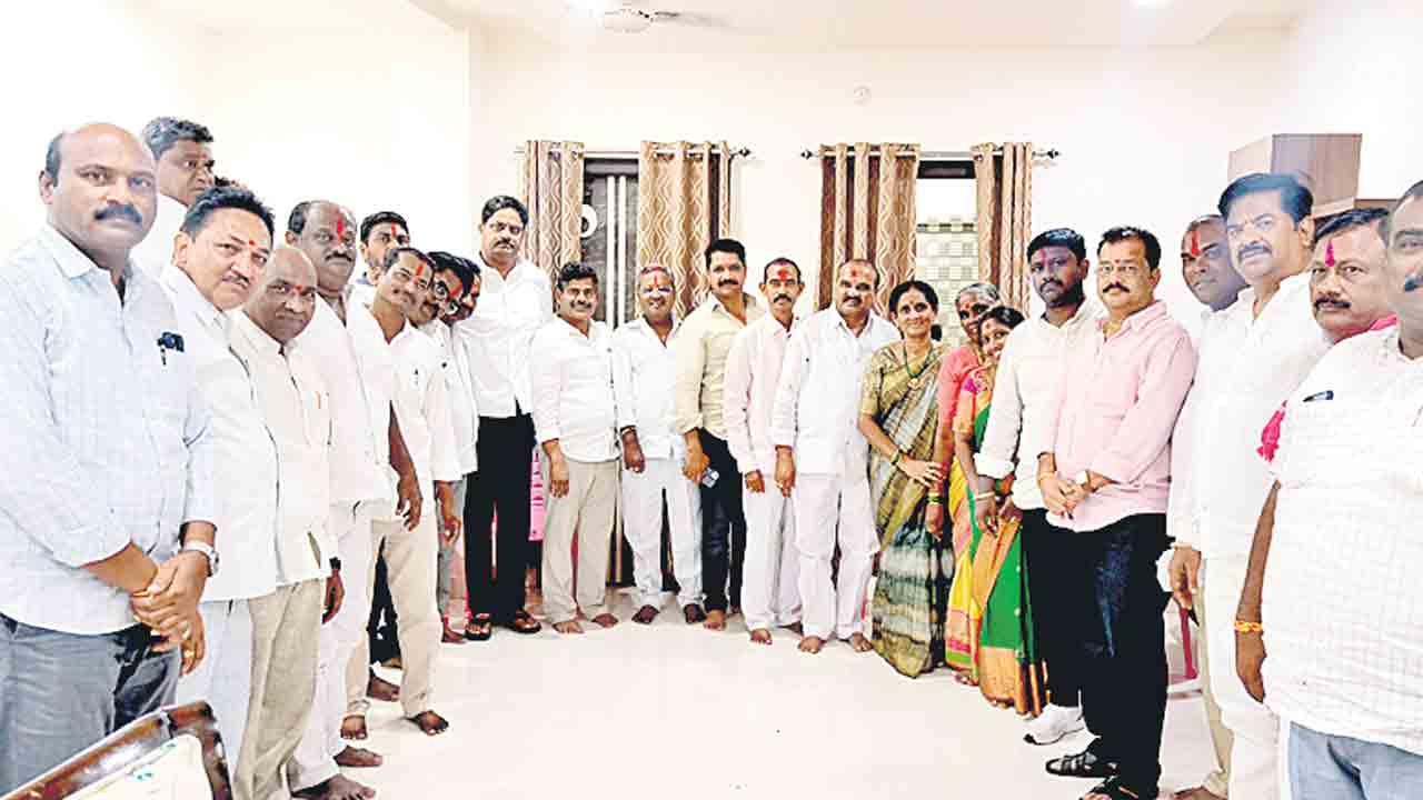 అర్బన్‌ బ్యాంకుపై గులాబీ జెండా