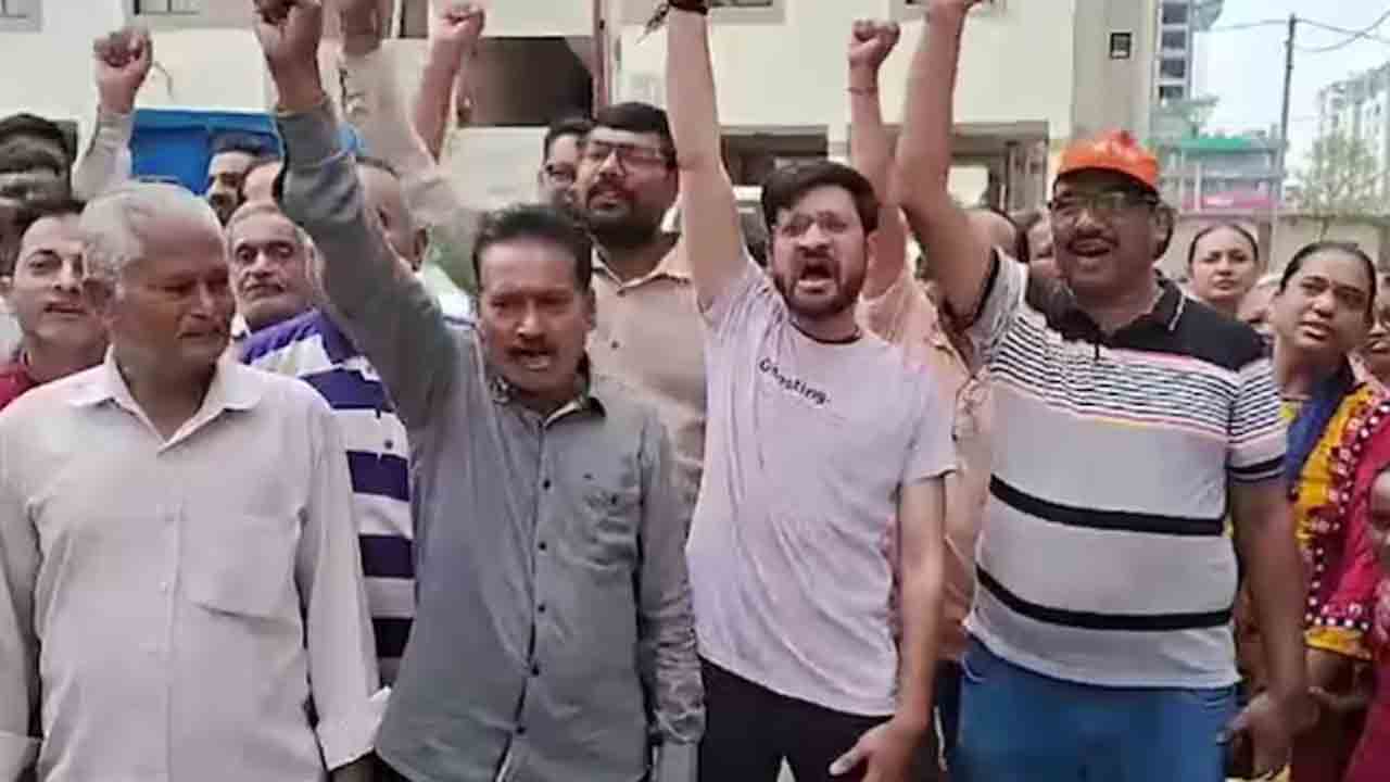 residents protest | హౌసింగ్ స్కీమ్ కింద ముస్లిం కుటుంబానికి ఇల్లు కేటాయింపు.. స్థానికుల నిరసన