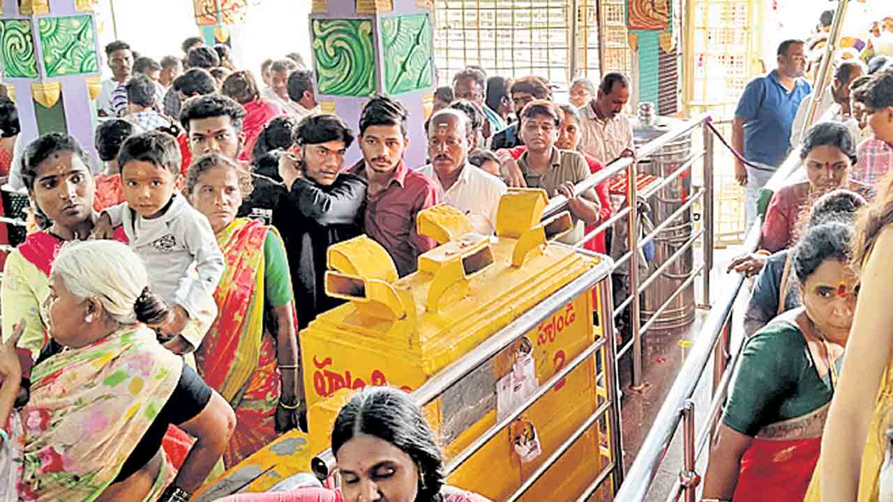 ఏడుపాయల్లో భక్తజన జాతర