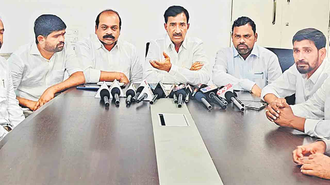 కుట్రలకు పాల్పడుతున్న కాంగ్రెస్‌