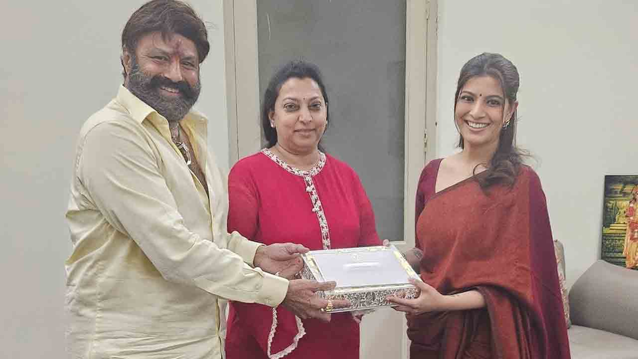 Varalaxmi Sarathkumar | సెలబ్రిటీలకు వరలక్ష్మి శరత్‌కుమార్‌ వెడ్డింగ్ ఇన్విటేషన్‌.. ఫొటోలు వైరల్