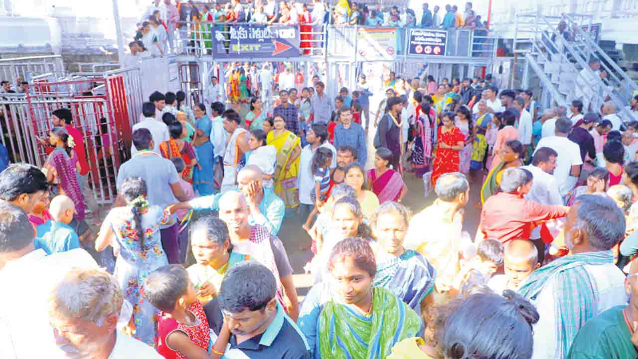 కిక్కిరిసిన ఎములాడ