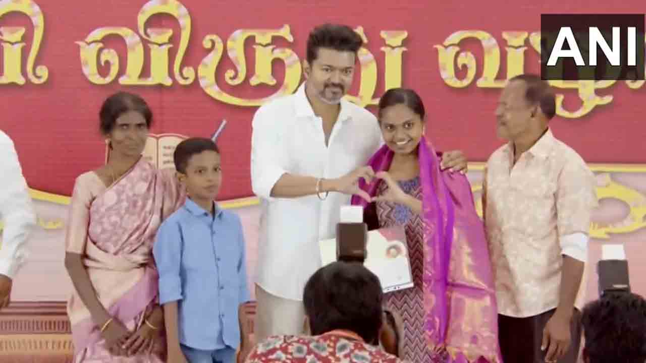 Vijay Thalapathy | హీరో విజయ్‌ మంచి మనసు.. పది, ఇంటర్‌ టాపర్‌లకు సన్మానం.. వీడియో