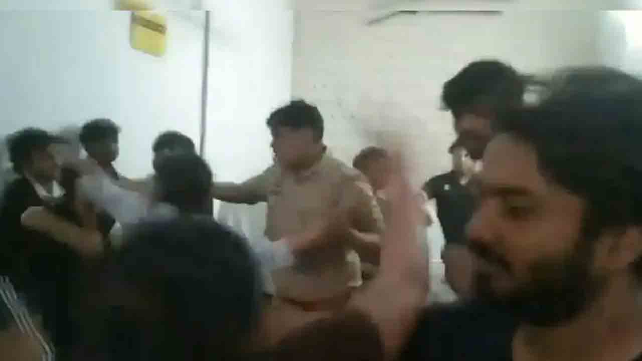 Watch: రెండు గ్రూపుల మధ్య హింసాత్మకంగా ఘర్షణ.. కంట్రోల్‌ చేయలేకపోయిన పోలీసులు