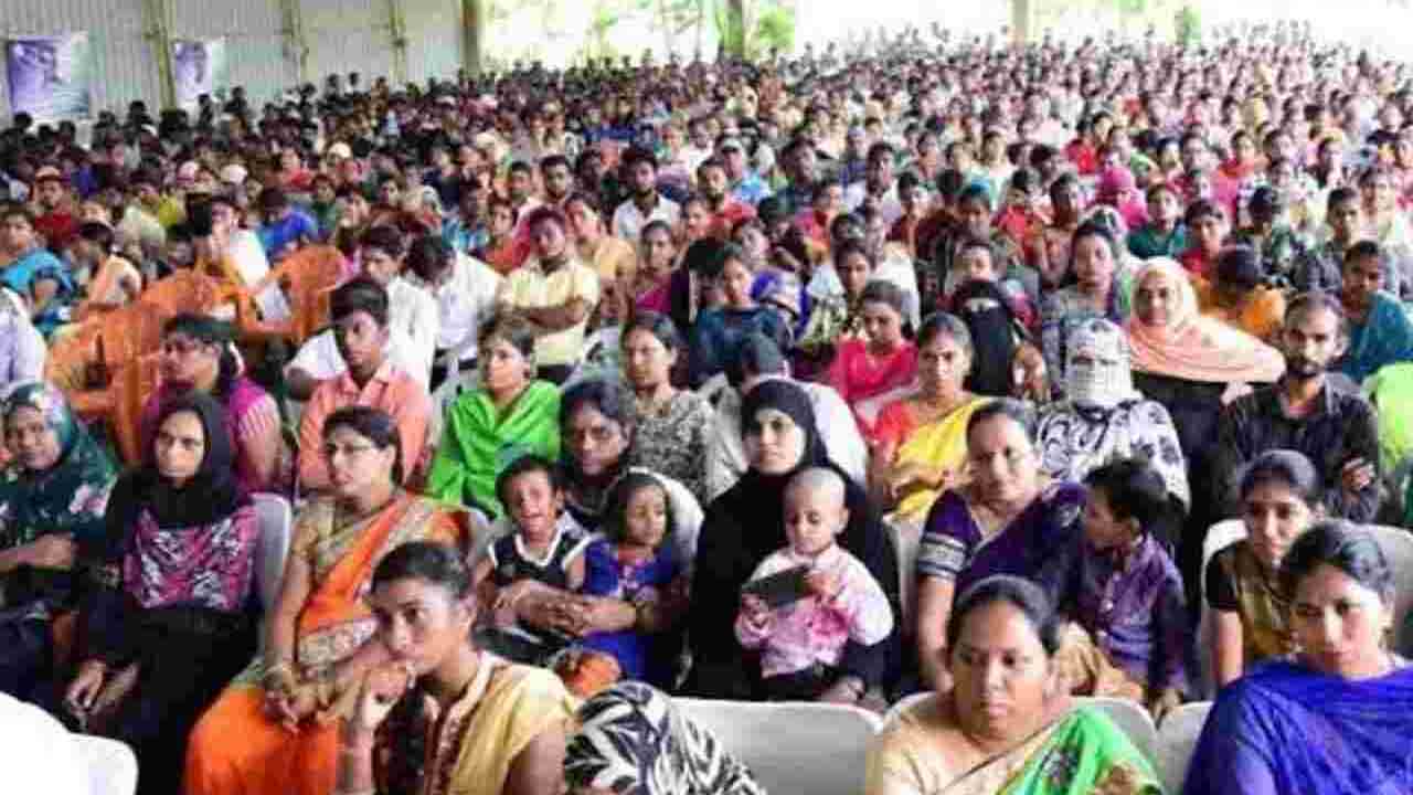 Volunteers complaints | బలవంతంగా రాజీనామాలు చేయించారని వైసీపీ నాయకులపై వాలంటీర్ల ఫిర్యాదు