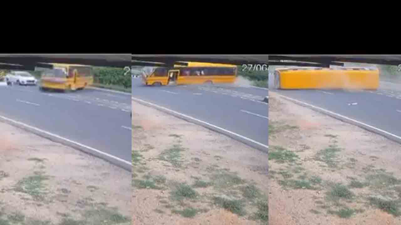 Hanamkonda | యూ టర్న్‌ తీసుకుంటున్న స్కూల్‌ బస్సు.. కారు ఢీకొట్టడంతో బోల్తా.. వీడియో