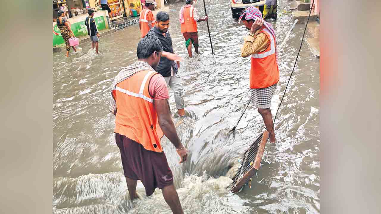 GHMC | వరద నివారణకు 542 అత్యవసర బృందాలు