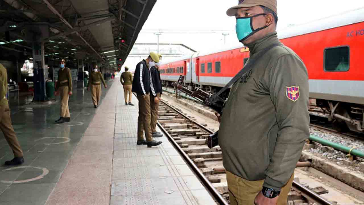 Woman’s Body Parts in Train | రైల్లో వదిలేసిన బ్యాగుల్లో.. రెండు ముక్కలుగా నరికిన మహిళ   మృతదేహం