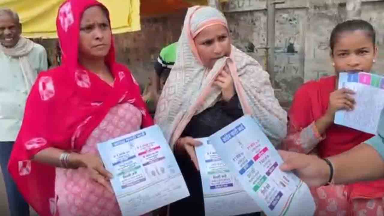 lakh guarantee card | లక్ష గ్యారెంటీ కార్డు కోసం.. కాంగ్రెస్ కార్యాలయం వద్ద మహిళల క్యూ