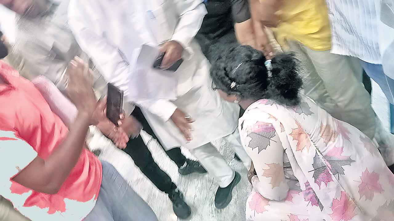 Telangana | కొలువులివ్వండి కాల్మొక్త.. ప్రజావాణిలో కాంగ్రెస్‌ నేత కాళ్లపై పడిన యువతి