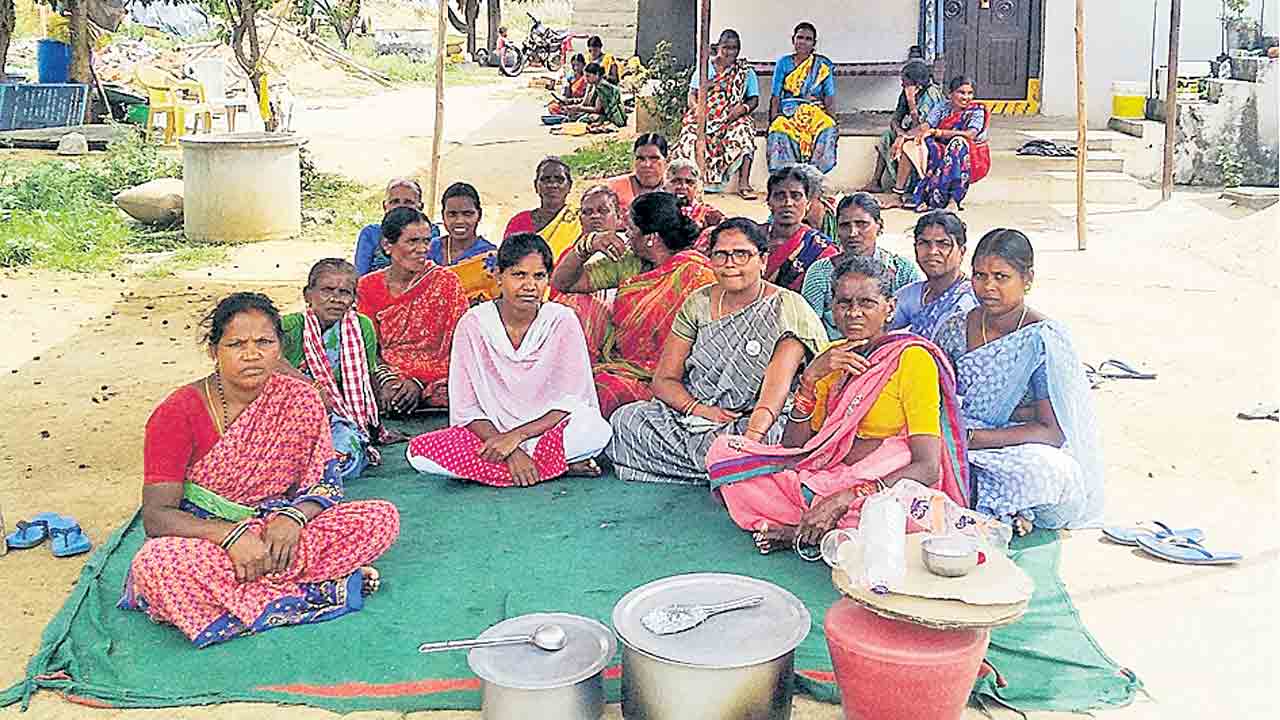 ప్రియుడి ఇంటి ఎదుట నిరసన