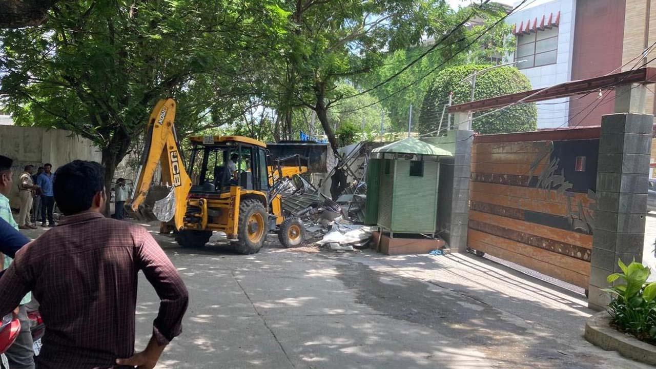 YS Jagan | లోటస్‌ పాండ్‌లో జగన్‌ నివాసం వద్ద కట్టడాల కూల్చివేత.. జీహెచ్‌ఎంసీ అధికారిపై వేటు..!