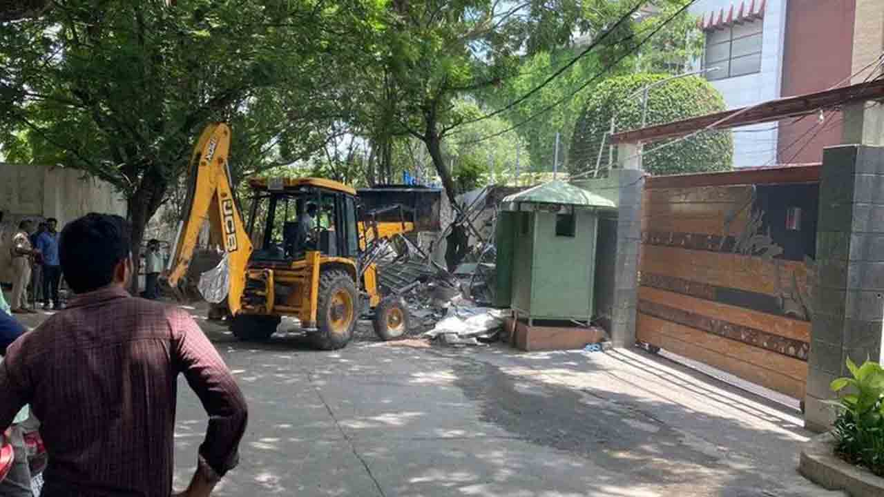 YS Jagan | మంత్రి చెబితేనే చేశా.. ఏపీ మాజీ సీఎం జగన్‌ ఇంటి వద్ద కూల్చివేతలపై జోనల్‌ కమిషనర్‌