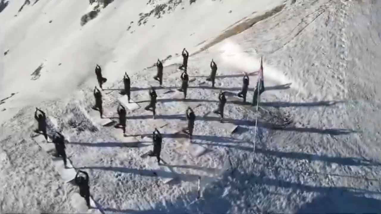 Yoga day | ఎత్తయిన పిర్‌పంజాల్‌ పర్వత శ్రేణిపై భారత సైనికుల యోగాసనాలు.. Video