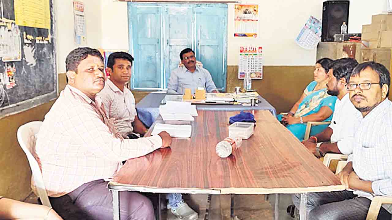 బడీడు పిల్లలను బడిలో చేర్పించాలి