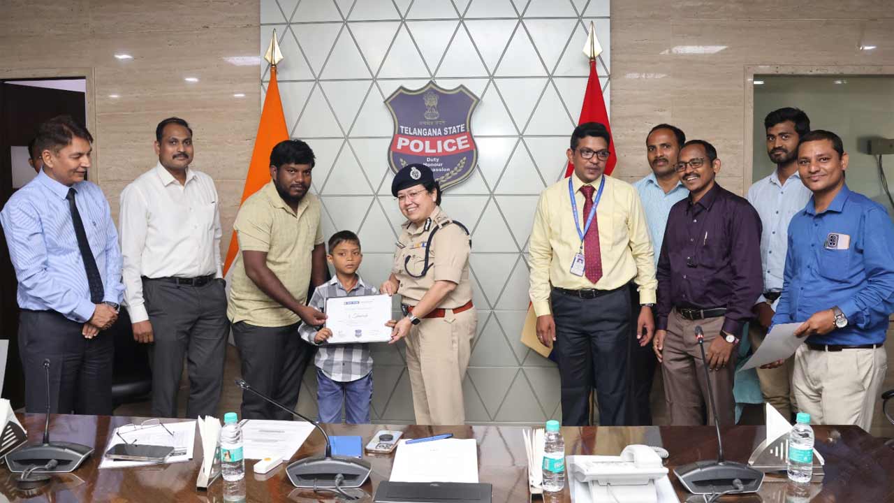 మరణించిన పోలీస్ సిబ్బంది పిల్లలకు స్కాలర్‌షిప్‌లు అందజేత