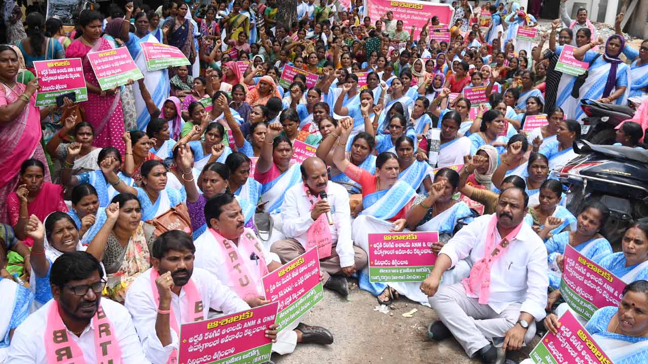 ASHA Workers | 18 వేల వేతనం ఎప్పుడిస్తరు?.. డీఎంహెచ్‌ఎస్‌ కార్యాలయం ఎదుట ఆశాల ధర్నా