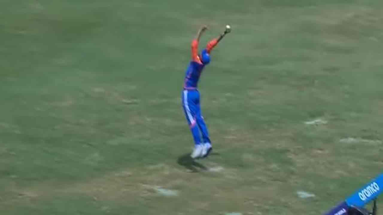 Axar Patel: క‌ళ్లు చెదిరే క్యాచ్ ప‌ట్టిన అక్ష‌ర్ ప‌టేల్‌.. వీడియో