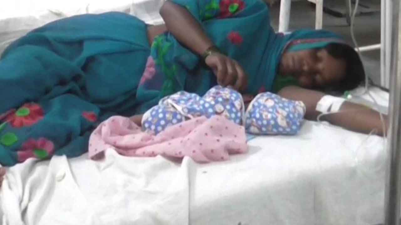 కరీంనగర్‌ బస్టాండ్‌లో వలస కూలీ ప్రసవం