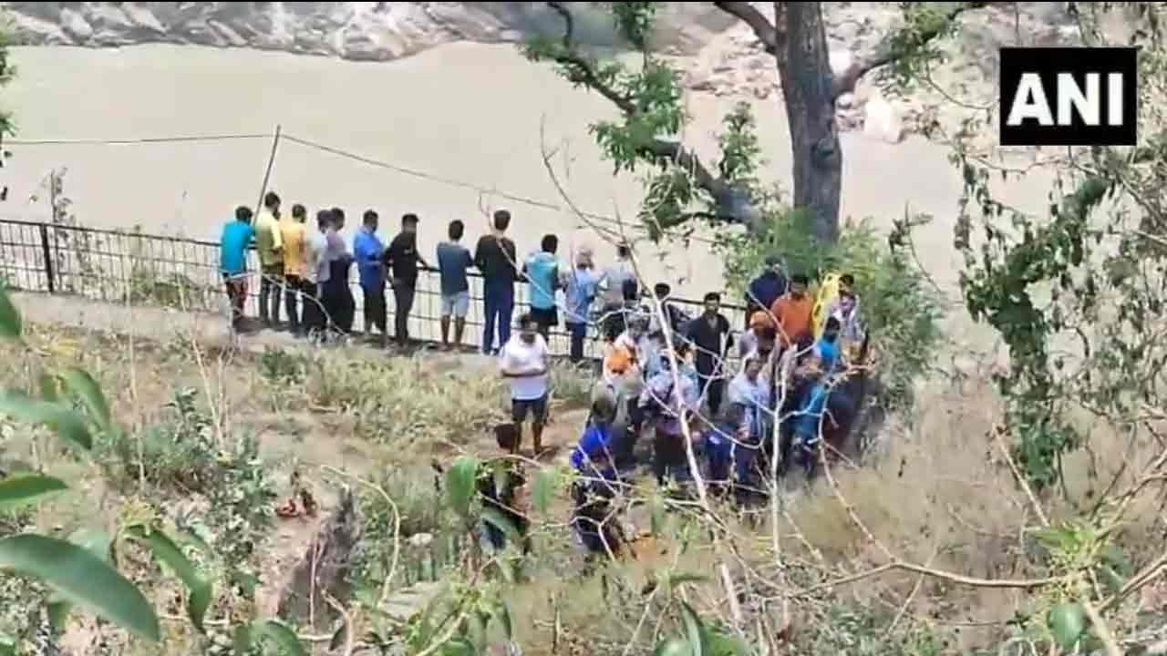 Uttarakhand: బ‌ద్రీనాథ్ వ‌ద్ద లోయ‌లో ప‌డ్డ టెంపో.. వాహ‌నంలో 17 మంది ప్రయాణికులు