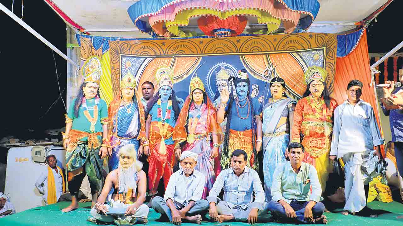 వీధినాటకాన్ని ఊరేగిస్తూ..