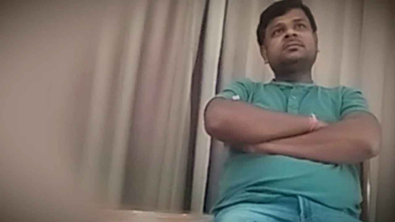 700 మంది విద్యార్థులు.. రూ.300 కోట్లు