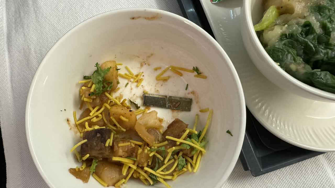 ఎయిరిండియా భోజనంలో బ్లేడ్‌!