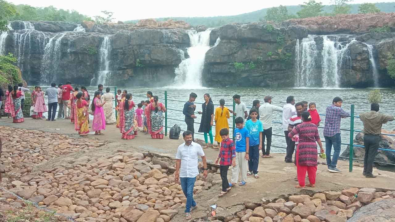 Bogotha Waterfall | బొగతలో పర్యాటకుల సందడి