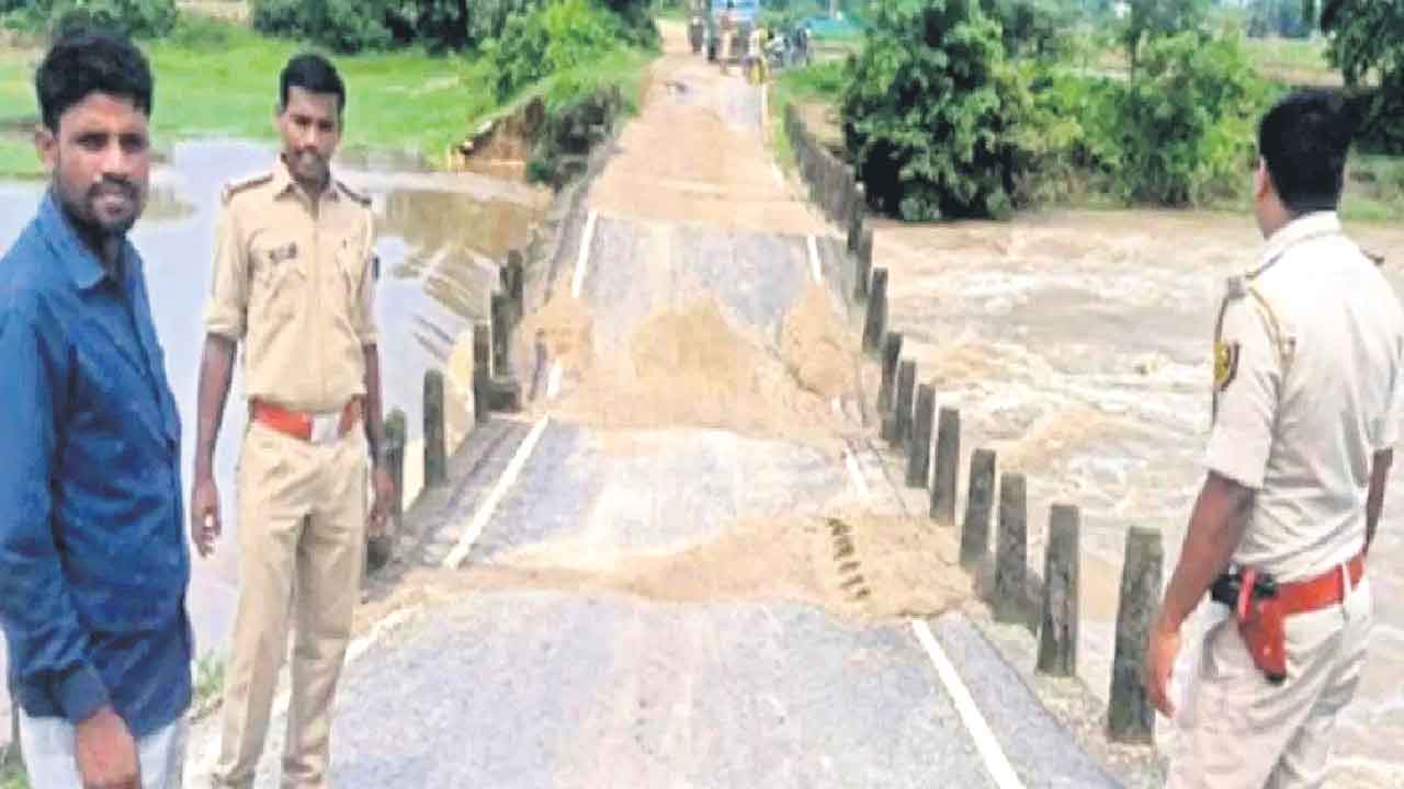 బీహార్‌లో కూలిన మరో బ్రిడ్జి