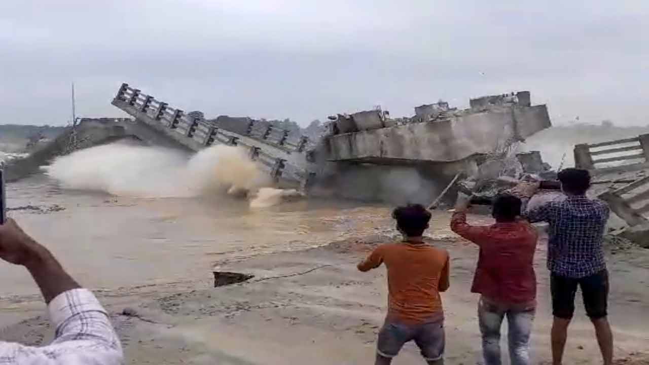 ప్రారంభానికి ముందే కూలిన వంతెన