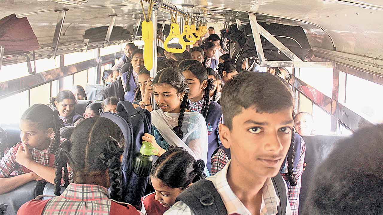 Mahalakshmi Scheme | ఒకే ట్రిప్‌లో 130 మంది ప్రయాణం.. మహాలక్ష్మీ స్కీంతో విద్యార్థులకు ఇక్కట్లు