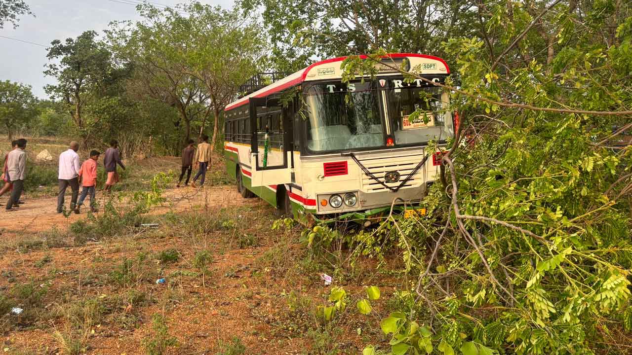 RTC bus | చెట్ల పొదల్లోకి దూసుకెళ్లిన ఆర్టీసీ బస్సు.. రాజన్న సిరిసిల్ల జిల్లా ఘటన