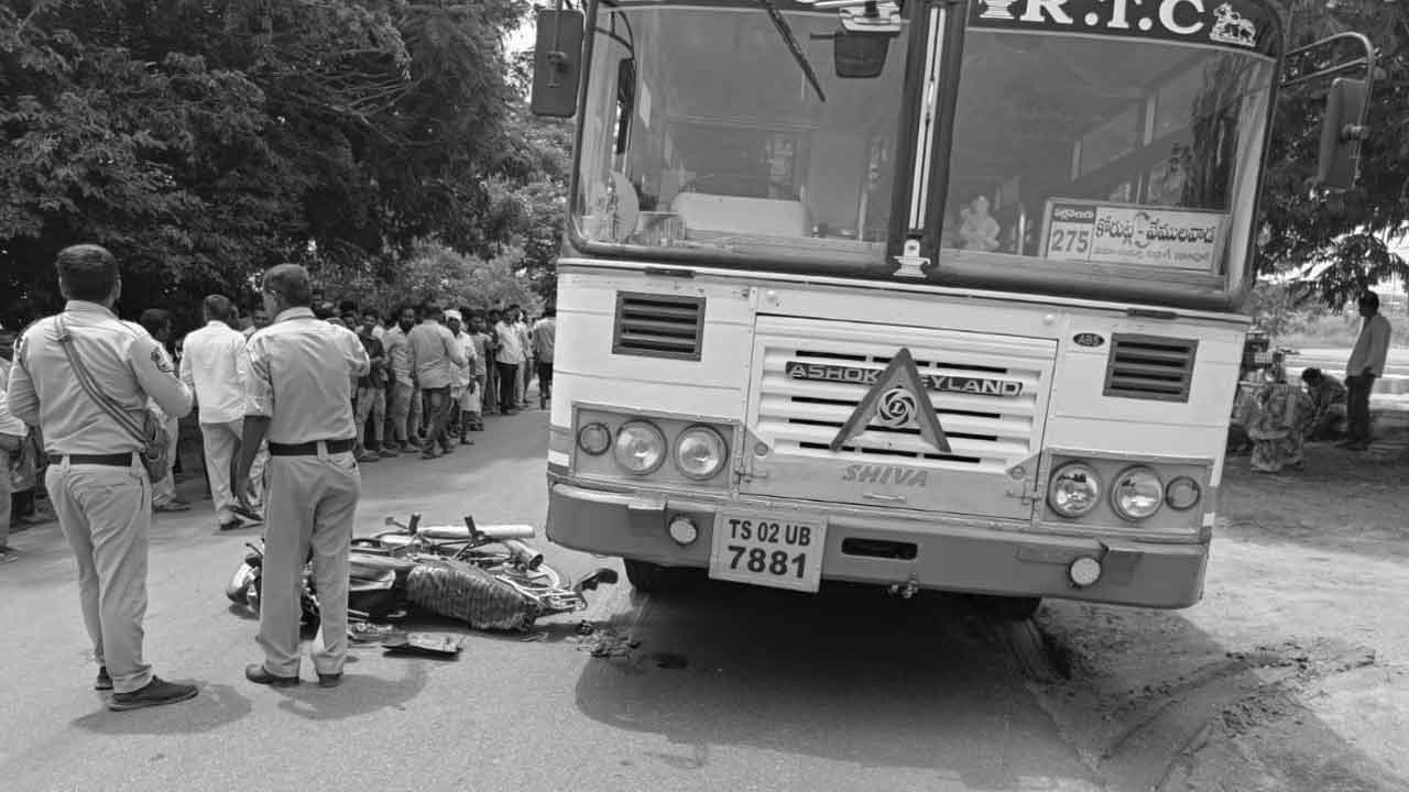 Road accident | బైక్‌ను ఢీ కొట్టిన ఆర్టీసీ బస్సు ఒకరు మృతి, మరొకరికి తీవ్ర గాయాలు
