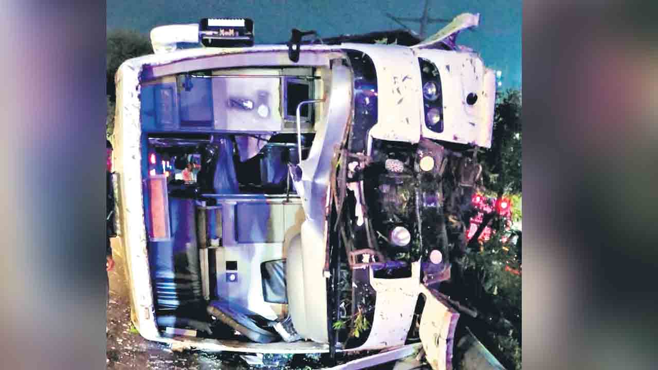 ప్రైవేట్‌ బస్‌ బోల్తా ..