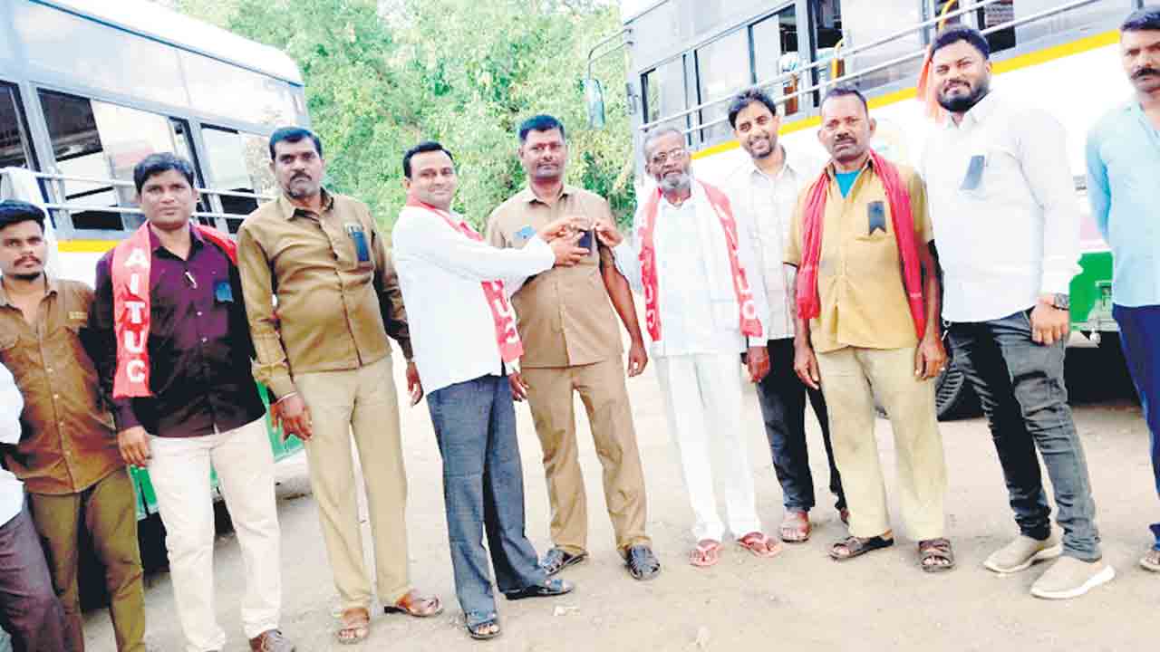 ప్రభుత్వ ఉద్యోగులుగా గుర్తించాలి