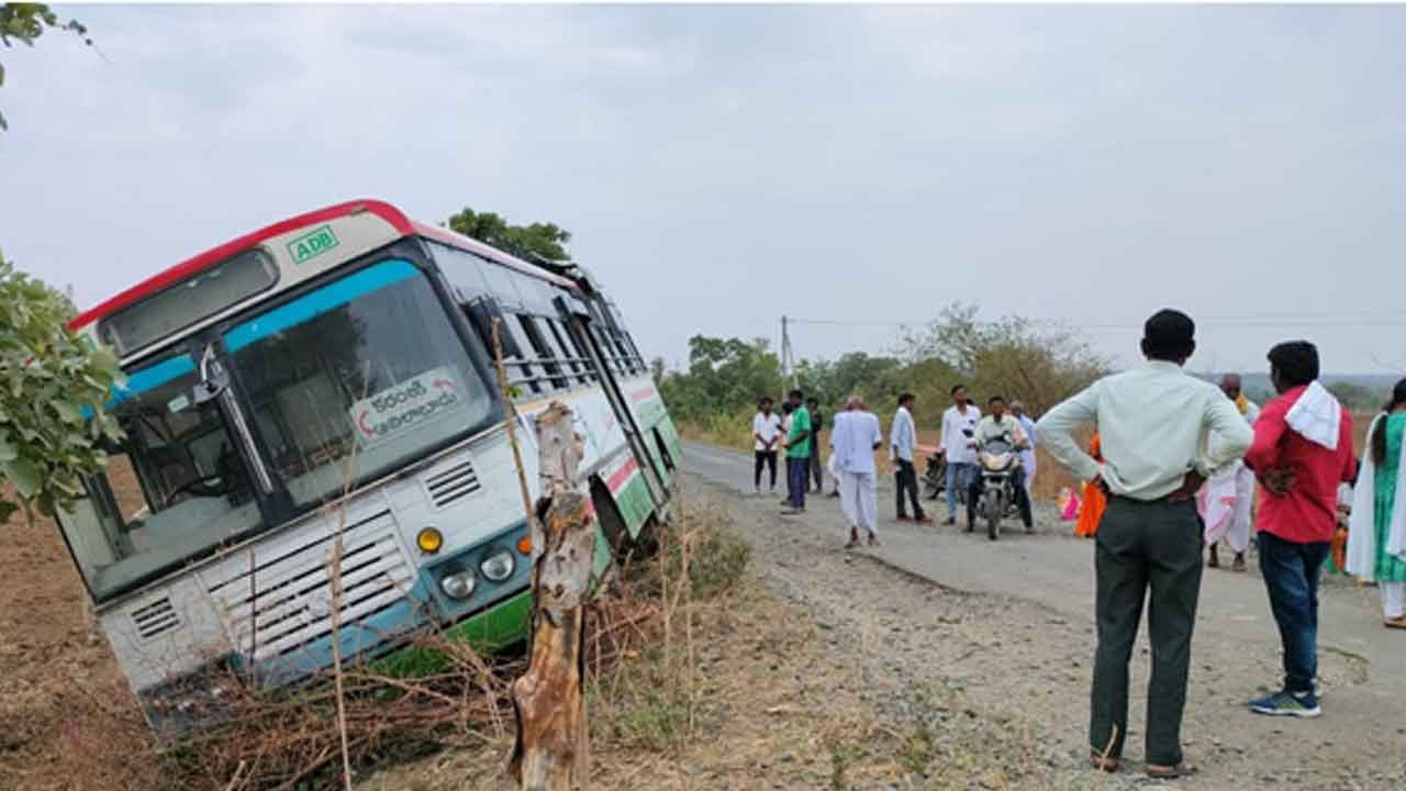 RTC bus | అదుపు తప్పిన ఆర్టీసీ బస్సు.. తృటిలో తప్పిన పెను ప్రమాదం