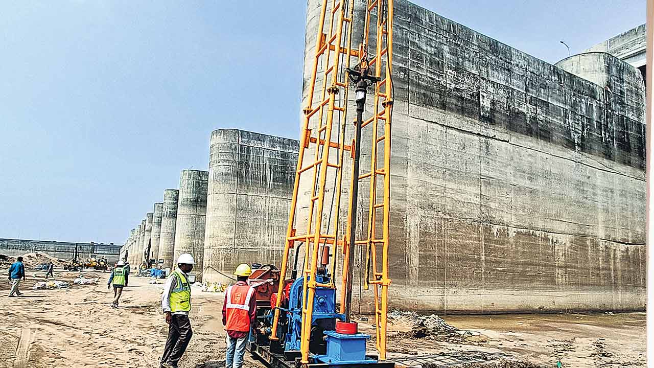 బరాజుల్లో కొనసాగుతున్న మరమ్మతులు