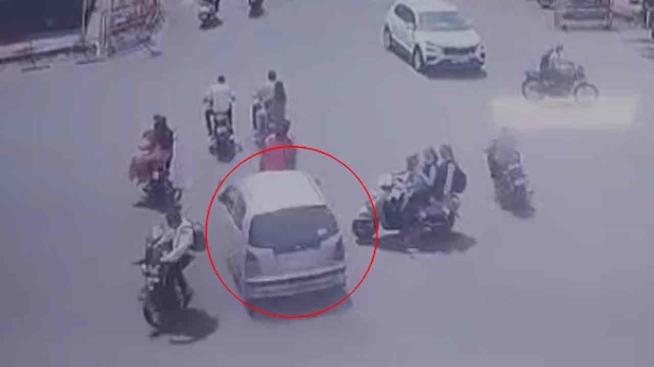 Car Crash: వేగంగా బైక్‌ల‌ను ఢీకొట్టి.. జంక్ష‌న్ వ‌ద్ద కారు బీభ‌త్సం.. ముగ్గురు మృతి.. వీడియో