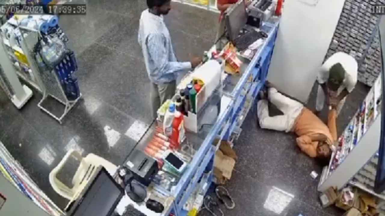 Medchal | ఫార్మసీలో పని చేస్తూనే గుండెపోటుతో వ్యక్తి మృతి.. సీసీ ఫుటేజ్‌లో దృశ్యాలు