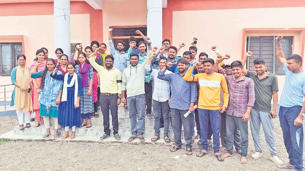 డీఎస్సీని వాయిదా వేయాలని నిరసన